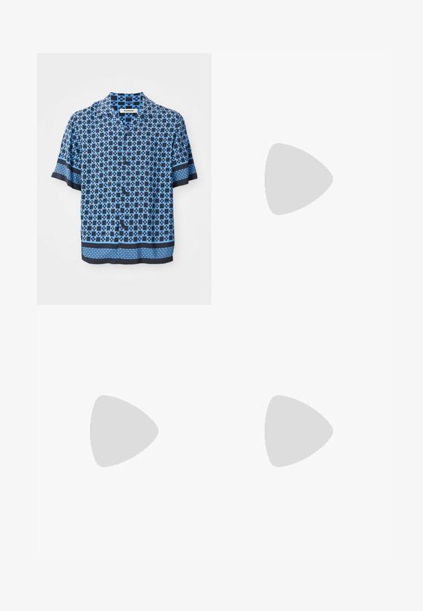 Camisa de manga corta con botones en azul y marino, con un patrón geométrico. Hecha de tela ligera con un corte relajado y cuello plano.; Polo shirt marrón de manga corta con dos botones, logo de Polo Sport Ralph Lauren y bordado de pequeña bandera estadounidense en el pecho.; Pantalones de algodón beige con corte recto. Presentan parches desgastados y detalles de bordado en la parte delantera. Cierre clásico con botón y cremallera.; Zapato Mary Jane de charol negro con punta redonda, correa ajustable con hebilla y suela plana. Textura suave y diseño minimalista.