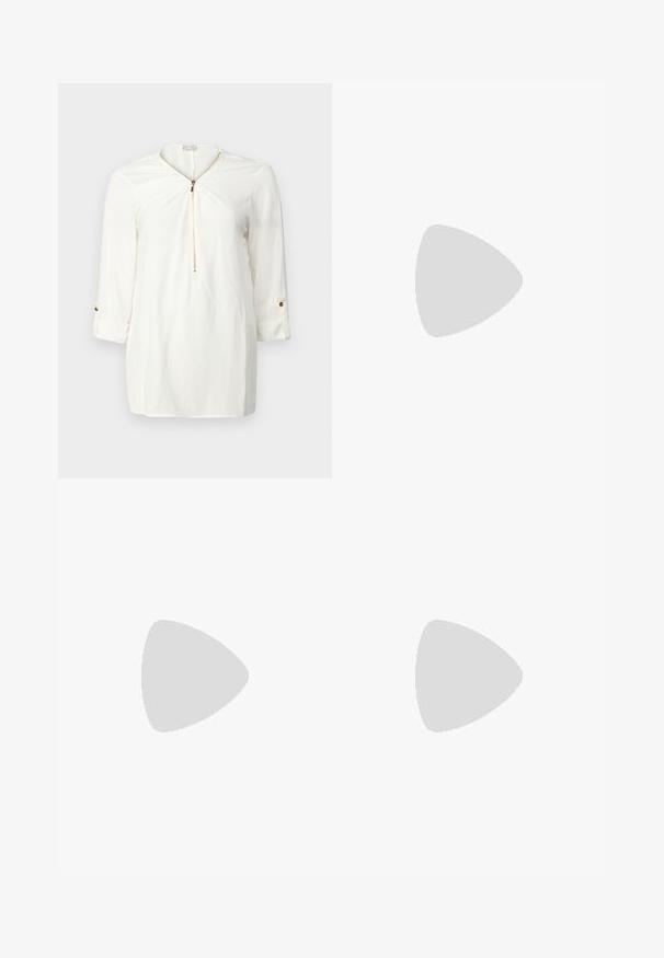 Vit långärmad skjorta med dragkedja vid halsen, mjukt tyg och uppvikt ärm med en guldfärgad knappdetalj.; Svarta vida byxor i mjukt tyg, med hög midja, framfickor och en ren, minimal design.; Svarta lackläder slingback-klackar med spetsig tå, en rundad utskärning och en blockklack. Utsmyckad med en spänne i guldton.; Brun mockakläd väska med en mjuk textur, med en ensam axelrem och en subtilt rundad öppning upptill. Inga synliga detaljer i metall.