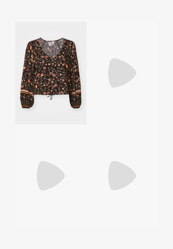 Roxy NOMADIC MOOD - Palaidinė - anthracite kerala; Roxy MIDNIGHT AVENUE - Kelnės - nectarine hula; Balti kanvas sportbačiai su žemu dizainu, apvaliu pirštu, raištelių uždarymu, paminkštintu apykakle ir raštuota vidine pamušalu. Raudona logotipo etikete ant kulno.; Pilgrim EARRINGS LAYLA - Auskarai - silver-coloured
