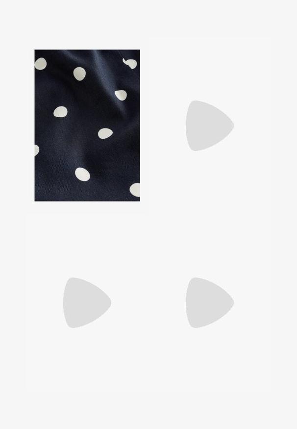 Marineblauer Stoff mit einer glatten Textur, der verstreute weiße Pünktchen in unterschiedlichen Größen zeigt. Das Design ist verspielt und rhythmisch.; Schwarzer Stoff mit großen cremefarbenen Polka-Dots; glatte Textur, drapierter Schnitt und Reißverschluss oben.; Schwarze Leder-Schlippersandale mit flacher Sohle, ausgestattet mit zwei überkreuzten Riemen und kontrastierenden weißen Nähten. Einfaches Design mit offenem Zehenbereich.; Schwarze Ledertasche mit einem gewölbten Schultergurt, glatter Textur, rechteckiger Form, Reißverschluss und Akzenten aus silbernem Metall.