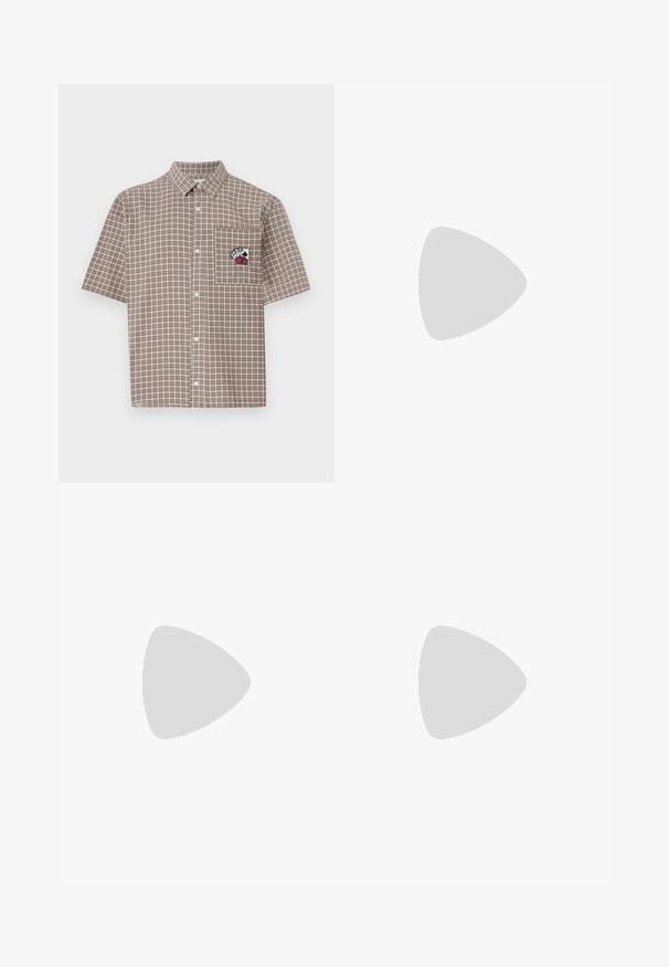 Kurzärmliges, braunes kariertes Hemd mit Button-Down-Kragen und einer Brusttasche, die ein gesticktes Design in Rot und Schwarz zeigt.; Weißes Baumwoll-Trägershirt mit Rundhalsausschnitt, breiten Trägern und geradem Saum, das eine glatte Textur aufweist und keine sichtbaren Muster hat.; Leinen-Shorts in hellbeige mit einem elastischen Taillenbund und Kordelzug. Mit seitlichen Taschen und lockerer Passform. Glatte Textur.; Bordeauxfarbene Lederschuhe mit braunen Gummisohlen, runder Zehenform, weißen Nähten und goldenen Ösen. Das Innenfutter weist eine gelbe Beschichtung auf.
