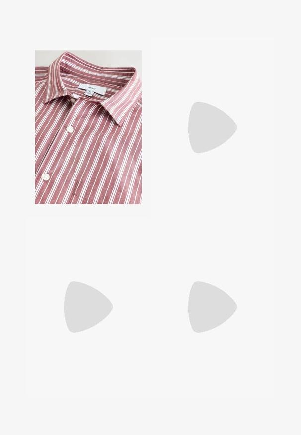 Camicia a righe bordeaux e bianca con colletto, in cotone, con chiusura a bottoni, taschino sul petto e etichetta del marchio sul colletto.; Pantaloni larghi bianchi in lino con vita elasticizzata e dettaglio con cordino. Tessuto liscio e taglio dritto, con cuciture laterali.; Stivale alla caviglia in suede tan con collare imbottito nero, occhielli in metallo dorato, dettagli in cucitura bianca e suola in gomma robusta con battistrada pronunciato.; Borsone Puma bianco con manici neri, piping neri e logo Puma nero sul davanti, mostrato su uno sfondo bianco.