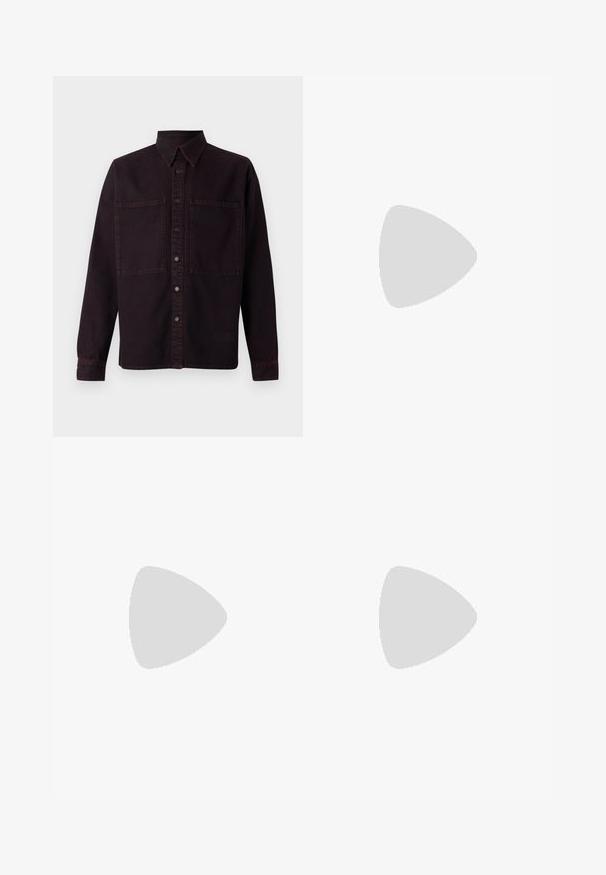 Camisa de mezclilla de color púrpura oscuro con mangas largas, un cuello puntiagudo, dos bolsillos frontales y costuras rojas en contraste. Cuenta con cierre de botones.; Camiseta negra de manga larga hecha de algodón, con cuello redondo, un bolsillo en el pecho izquierdo y puños elásticos. Diseño minimalista sin patrones.; Los pantalones negros de corte ajustado presentan un tejido suave, un corte recto y una cintura con cinturón y hebilla rectangular. Las pliegues frontales notables realzan el diseño.; Mocasines de cuero en negro con un acabado liso, puntera redondeada, costuras decorativas y un pequeño acento metálico en la parte frontal.