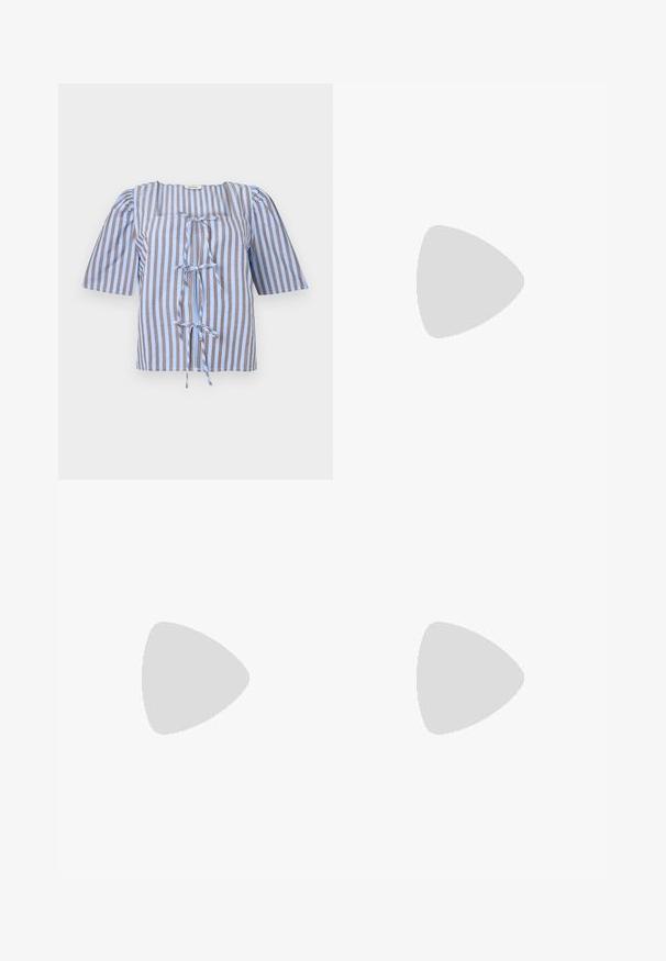 Blouse rayée bleue et brune avec des manches courtes bouffantes, un décolleté carré et un détail de nœud à l'avant. Fabriquée en tissu léger avec une texture lisse.; Pantalons taillés beiges avec une coupe droite, dotés d'une fermeture à bouton simple et de plis avant sobres. Confectionnés dans un tissu lisse.; Mocassins en cuir marron avec une finition brillante, dotés d'une boucle décorative en or à l'avant et d'un talon bas. Design classique.; Sac fourre-tout en daim marron avec une texture douce, une ouverture en haut et une seule sangle pour l'épaule. Présente une finition lisse et un design minimaliste.