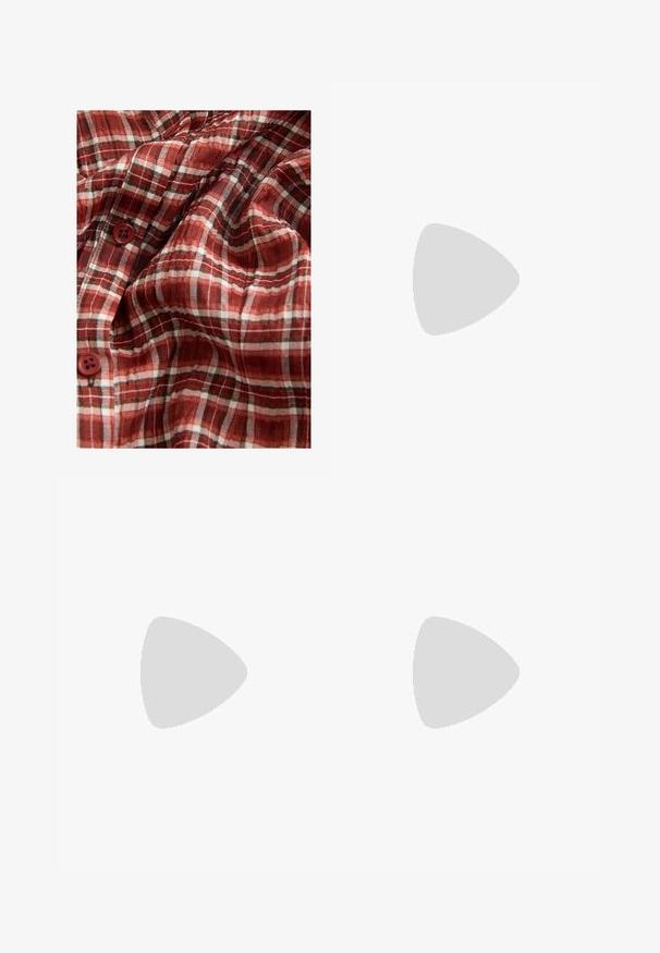 Röd och vit rutigt tyg med en lätt textur, som har fyra knappar. Mönstret inkluderar tunna svarta linjer för detaljer.; Beige bomullsshorts med dragkedja och knappstängning. Har fem fickor och diskreta sömnadsdetaljer. Regular fit och design som går till knäna.; Svart läderankelstövel med spetsig tå och låg kittenklack, sid sömsdetalj och slät, glansig yta.; Mango Shoppingväska - dark brown