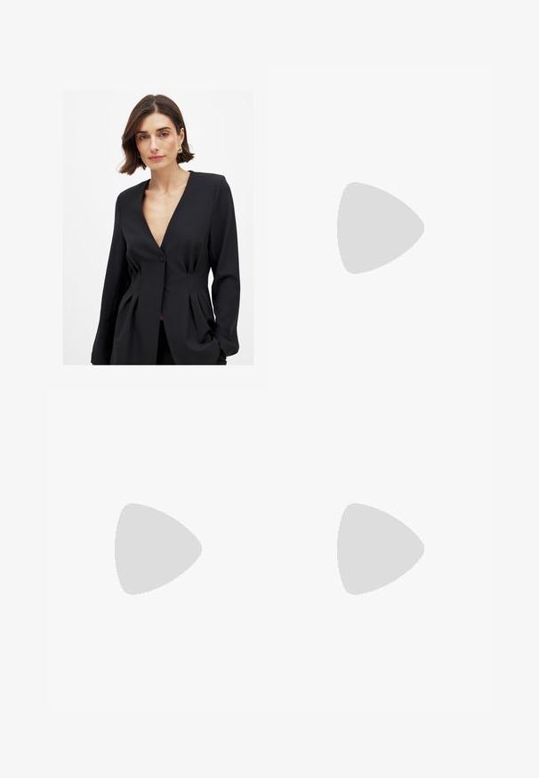 Schwarzer taillierter Blazer mit tiefem V-Ausschnitt, Ein-Knopf-Verschluss und strukturierten Falten an der Taille, gefertigt aus glattem Stoff.; PROHIBITED Stoffhose - black; Schwarze Slingback-Highheels aus glattem Stoff mit spitzer Zehenform und einem Stoffschleifchen auf der Vorderseite. Schlanker Stiletto-Absatz.; Schwarze Cat-Eye-Sonnenbrille mit matter Oberfläche, grauen getönten Gläsern, scharfen Kanten und schlanken Bügeln. Der Markenname ist auf dem inneren Bügel sichtbar.