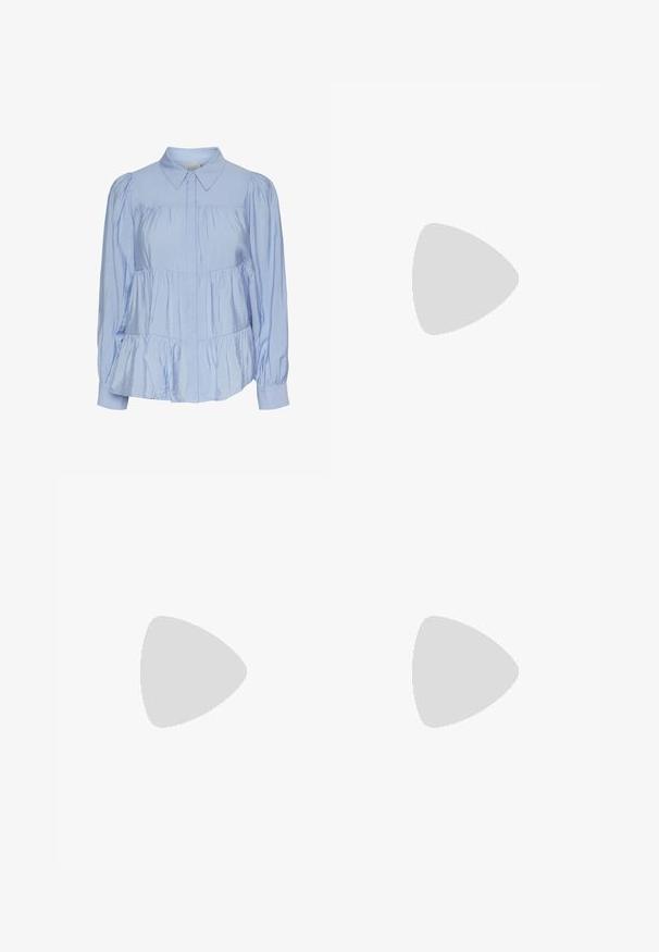 Světle modrá blůza vyrobená z lesklé látky, s klasickým límcem, zapínáním na knoflíky vpředu, nabíranými rukávy a tiered, volánkovým lemem.; Top bez ramínek v bílé barvě s texturovaným smockovaným živůtkem a rozšířenou dolní částí se vzorem krajky. Obsahuje složité vystřižené vzory.; Bílé žabky s texturovanou podrážkou a dvěma tenkými pásky. Pásky jsou hladké s jemným brandingem. Žádné vzory ani další akcenty.; Náhrdelník z růžového zlata s přívěskem labutě, zdobeným jasnými krystaly. Řetízek má jemný design článků.