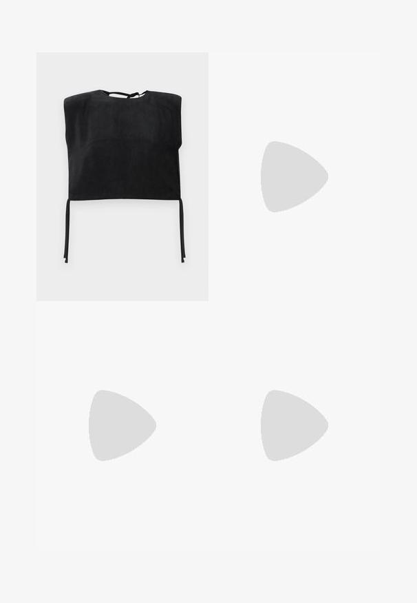 Schwarzes kurzes Oberteil aus glattem Wildleder, mit hohem Halsausschnitt und gebundenen Akzenten am unteren Ende. Einfaches, minimalistisches Design.; WEEKEND MaxMara BAIOCCO - Stoffhose - black; Damen-Slingback-Schuhe mit Leopardenmuster, niedrigem Blockabsatz und goldener Schnalle am Seitenriemen, im Seitenprofil auf einem schlichten Hintergrund dargestellt.; Braune Leder-Clutch mit goldener Verschlussrahmen und kurzem goldenen Kettenhenkel, die eine weiche, geraffte Textur auf weißem Hintergrund aufweist.