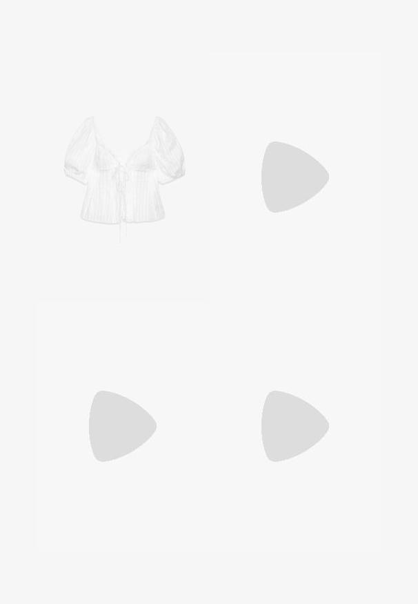 Biała bluzka z bufkami, z głębokim dekoltem w kształcie litery V, teksturowana tkanina, sznurek z przodu i pionowy wzór w paski.; Lekka, szeroka para spodni w zielono-białe pionowe paski. Posiada elastyczny pasek w talii z regulowanym sznurem.; Granatowe buty na obcasie z odkrytym piętą i noskiem w szpic, ozdobione niebieskimi koralikami oraz spodnią częścią z teksturowanej tkaniny; mają niski słupkowy obcas.; Okulary przeciwsłoneczne w musztardowym deseniu, z niebieskimi soczewkami, kanciastym kształtem, grubą oprawą i wycięciem na nosie; posiadają złoty akcent na skroni.; PULL&BEAR - Torba na zakupy