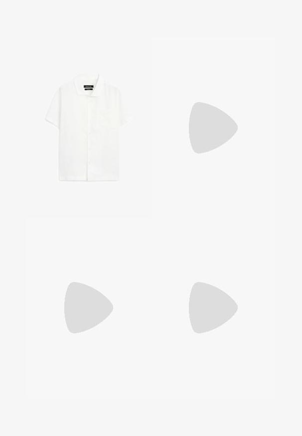 Hvid kortærmet skjorte lavet af let materiale, med klassisk krave, knaplukning og en brystlomme.; Olivengrønne linnedshorts med elastisk talje og knaplukning. Båret med mørkebrune sandaler. Baggrunden er ensfarvet og neutral.; Sorte sandaler med to justerbare remme, lavet af syntetisk materiale. Har en tekstureret fodseng og en holdbar gummisål med godt greb.; Sorte rektangulære solbriller med grønne linser. Fremstillet af plast med en oktagonal form og glat overflade. Har Ray-Ban logo på siden.