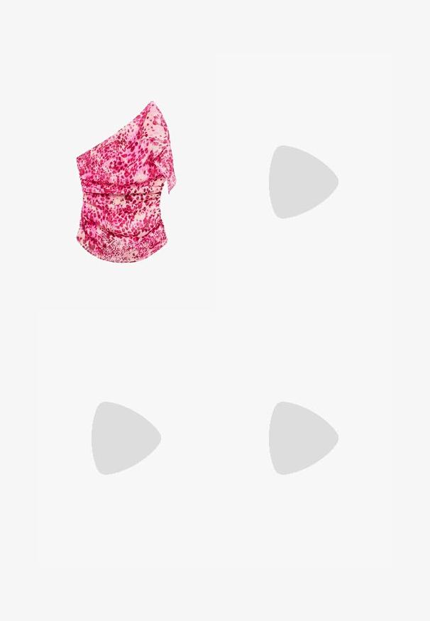 Vaaleanpunainen, kuviollinen olkaimia yhdistävä paita, jossa on rypytystä. Sisältää vaaleanpunaisen ja kermaisen sävyjä, kevyttä kangasta ja valuva muotoilu.; Valkoiset, leveälahkeiset farkut, joissa on litteä etuosa ja selkeä ompelu, kaksi etutaskua ja yksi musta nappi vyötäröllä.; Korkokenkä, jossa on leopardi-kuosiset kantapäät, terävä kärki, mustat lakatut yksityiskohdat, ohut korkea korko ja säädettävä solki. Synteettistä materiaalia.; Pieni burgundinpunainen nahkainen olkalaukku, jossa on pitkä hihna ja etupuolen solkipitsi tasaisella taustalla.