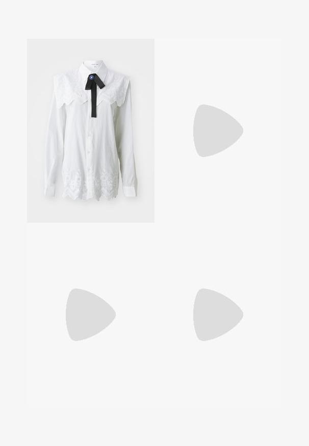 Witte shirt met een kraag met geborduurd bloemenontwerp, kantafwerking en een zwarte strikaccent met een blauwe versiering. Lange mouwen.; Zwarte wijde broek met geplooide voorkant, zijzakken en een gladde stoftextuur. Ontworpen voor een ontspannen pasvorm.; Zwarte leren instapschoenen met een ronde neus, decoratieve kwastjes en stiksels. Vlakke zool en een gepolijste afwerking. Zijaanzicht.; Bruine leren schoudertas met een omklapbare klep, verstelbare schouderriem, metalen hardware en een gladde afwerking. Inclusief een sluiting aan de voorkant met een lus.; Vierkante kwarts polshorloge met een witte wijzerplaat, blauwe wijzers, Romeinse cijfers, een datumaanduiding en een zwarte leren band met een gestructureerde afwerking.
