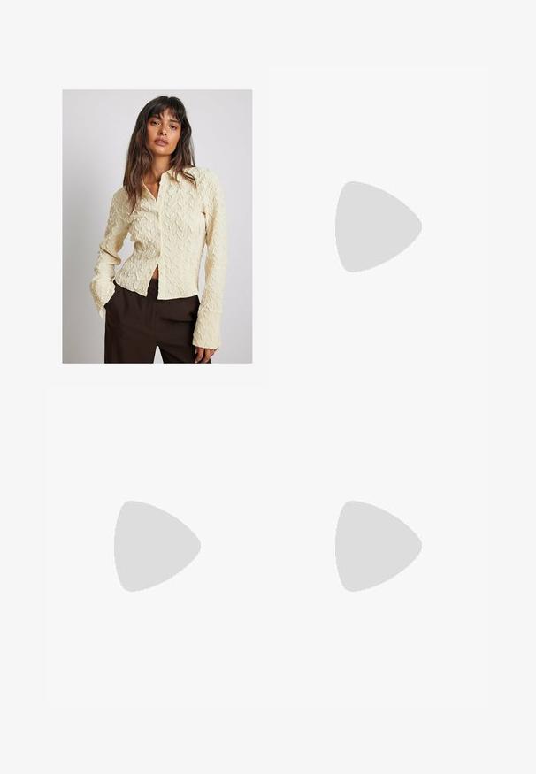 Texturierte cremefarbene Button-Up-Bluse mit einem wellenförmigen Muster, langen Ärmeln und einem verkürzten Design; kombiniert mit dunkelbraunen Hosen.; Braune weite Jeans aus Denim, mit einem vorderen Knopfverschluss, fünf Taschen und sichtbaren Steppnähten.; Schwarze Wildleder-Wedge-Sandalen mit einer geflochtenen Jute-Plattform, ausgestattet mit überkreuzten Knöchelriemen und einem offenen Zehendesign.; Burgunderleder-Handtasche mit einem weichen, gerafften Design und einer gerundeten Form. Der Griff ist gesichert und zeigt eine glatte Textur.