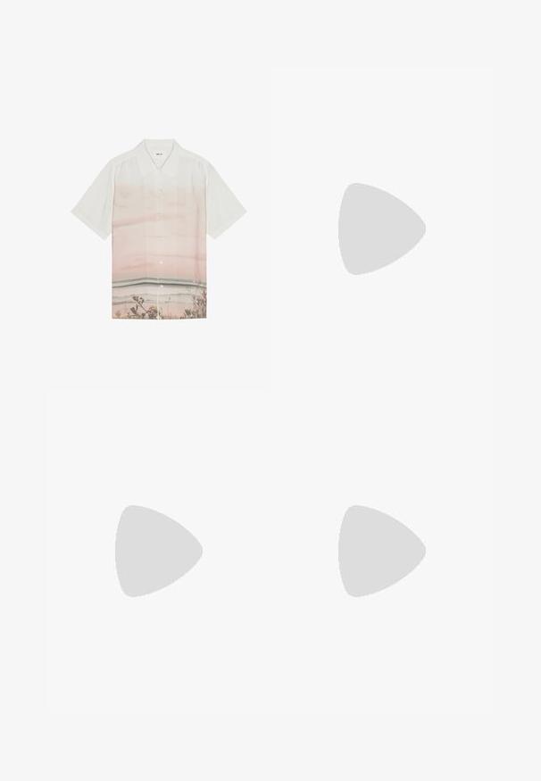 Kurzarmhemd aus weißem Stoff mit einem Farbverlauf in sanften Rosa-Tönen und einem Strandmotiv am unteren Rand. Knopfschluss.; Langärmliges Shirt in gedämpftem Grün mit strukturiertem Muster, rundem Ausschnitt und Raglanärmeln, aus weichem, leichtem Stoff gefertigt.; PULL&BEAR MEGA BAGGY - Jeans Relaxed Fit - light grey; Hellblaue und braune Sneaker mit einem strukturierten Mesh-Obermaterial, geschichtetem Design, reflektierenden Akzenten und einer gepolsterten cremefarbenen Zwischensohle.