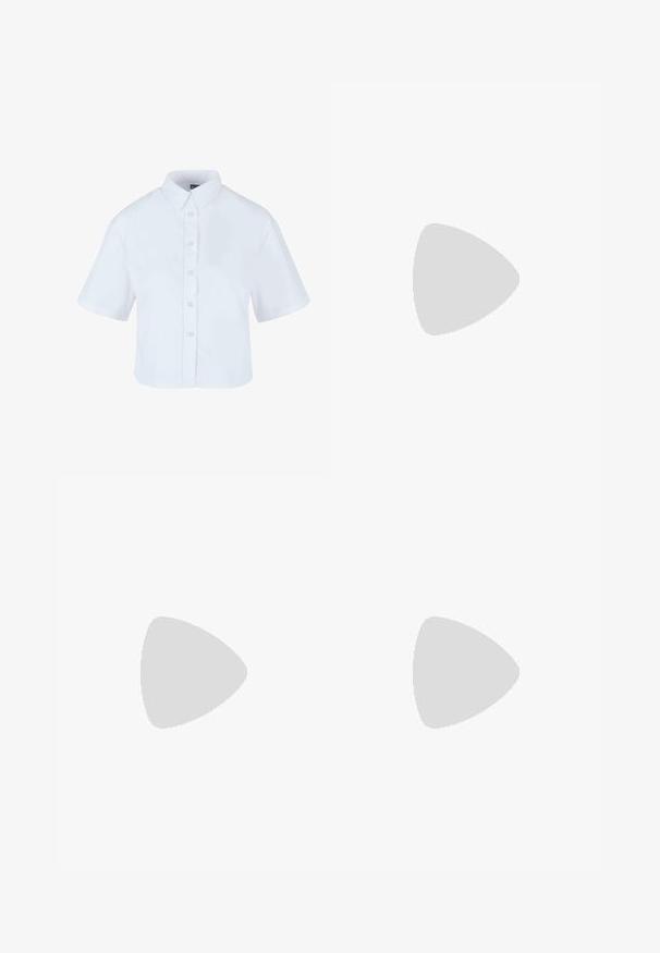 Witte cropped button-up shirt met korte mouwen, met een klassiek kraag en parelachtige knopen, gemaakt van een gladde stof.; Blauwe wijde panten met witte verticale streepjes en een elastische tailleband, weergegeven tegen een witte achtergrond.; Zwarte platform sandalen met twee brede banden, gemaakt van glad materiaal. Bevat een chunky zool met een geprofileerde onderkant voor grip.; Bruine zonnebril met een schildpadframe, rechthoekige lenzen en slanke armen met een oranje accentpatroon.