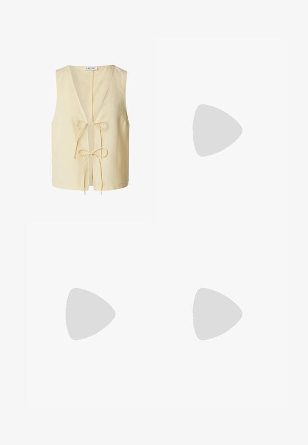 EDITED KENLEY - Top - gelb beige creme; Weiße, weite Hosen aus glattem, strukturiertem Stoff mit einem dezenten Blumenmuster und einem gefalteten Vorderdesign.; Weiße Leder-Sandale mit zwei überlappenden Riemen, flacher brauner Sohle und minimalistischen Design. Glatte Textur mit einfacher Ästhetik.; Versace UNISEX - Sonnenbrille - matte gold-coloured; Furla DIAMANTE MINI SHOULDER BAG - Handtasche - panna