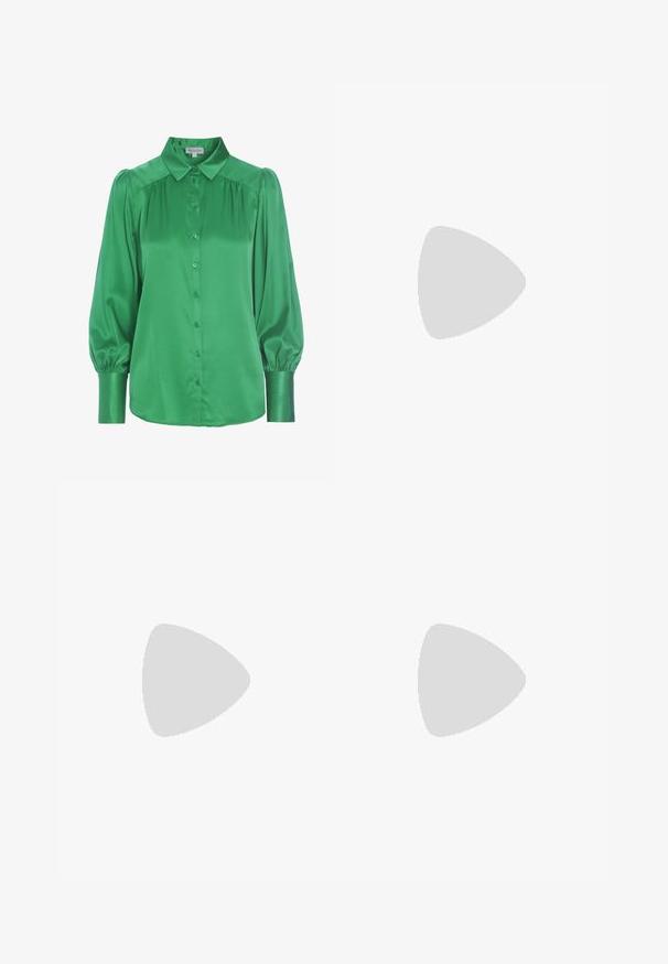 Zaļa satīna blūze ar pogu priekšpusi, izplestu apkakli, pūkainām garām piedurknēm un savāktām detaļām plecos. Gluda tekstūra un spīdīgs apdare.; Melni plaši bikses, izgatavotas no gludas auduma ar vertikālām svītrām. Aprīkotas ar jostu un sānu kabatām.; Slingback augstpapēžu kurpe ar spīdīgu tumši brūnu lakotu ādu, ar norādītu purngalu, atvērtām pusēm un regulējamu potītes siksniņu.; Melna ādas plecu soma ar gludu tekstūru, izliekta forma, regulējama siksna un rāvējslēdzēja aizdare. Minimālistisks dizains bez rotājumiem.