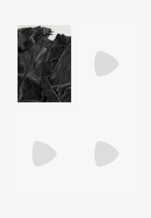 Zwarte, gestructureerde stof met metalen zilveren draden; heeft gerimpelde randen en twee zwarte knopen bij de halslijn.; Zwarte wijde broek met een hoge taille, met plooien en een gladde, geweven textuur. Gemaakt van zachte stof voor comfort.; Zwarte platform sandalen met een chunky hak, gemaakt van suede, met een geknoopte voorkant en een verstelbare enkelband met een metalen gesp.; Zwarte leren handtas met een gebogen vorm, afneembare schouderband en gouden hardware. De tas heeft een klep met een gespsluiting.