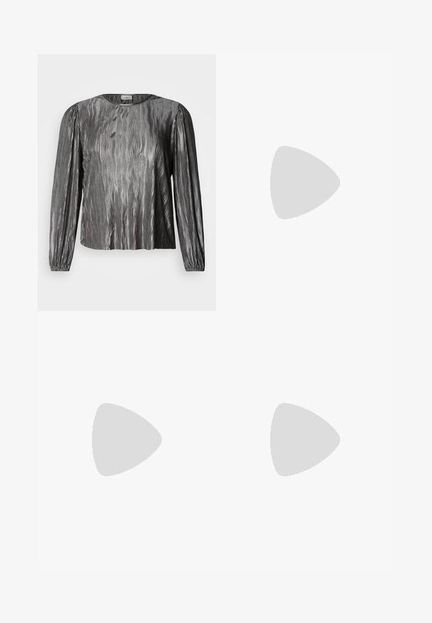 Srebrna bluzka z długim rękawem o falistym, teksturowanym wzorze, z okrągłym dekoltem i ściągaczami na mankietach. Gładki, błyszczący materiał.; Czarne sportowe szorty z elastycznym pasem, luźnym krojem i gładką teksturą. Projekt jest prosty, bez wzorów ani akcentów.; Czarne sandały na obcasie z prostokątnym noskiem i niskim słupkowym obcasem. Posiadają wiele cienkich pasków i regulowany pasek na kostkę. Wykonane z gładkiej skóry.; Srebrne kolczyki w kształcie kwiatu z teksturowanym wykończeniem, z długimi haczykami i detalami przypominającymi płatki dla stworzenia skomplikowanego wzoru.