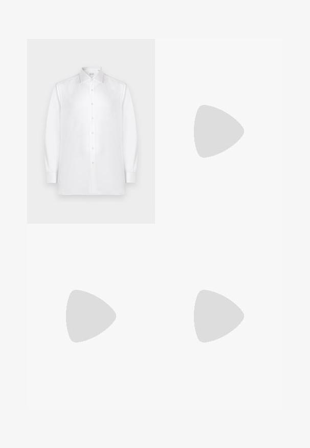 Camicia bianca a maniche lunghe con bottoni, realizzata in tessuto morbido, caratterizzata da un colletto standard e una fila di bottoni simili a perle sul davanti.; Jeans in denim blu scuro con un design a gamba dritta. Presentano cinque tasche, cuciture arancioni e una chiusura a bottone in vita.; Mocassini neri in pelle con una texture liscia, punta arrotondata e una striscia decorativa sulla tomaia. Tacco basso impilato, design minimalista.; Borsa tote in tela nera con manici in pelle nera. Design semplice, corpo spazioso e texture liscia. Nessun logo o motivo visibile.