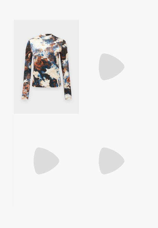 Maglia a maniche lunghe in una miscela di pattern astratti blu, marrone e crema. Tessuto morbido con un design aderente e collo alto.; Jeans blu slim-fit con leggere sfumature, lieve usura sulla coscia destra e sull'orlo sinistro, tasche anteriori, passanti per cintura e chiusura con bottone.; Stivali Chelsea neri in pelle liscia con pannelli laterali elastici, suola in gomma spessa e rigata, e un manico sul retro.; Borsa a mano metallica argentea con forma triangolare arrotondata, con logo, tracolla a catena e texture liscia. Chiusura con zip sul lato.