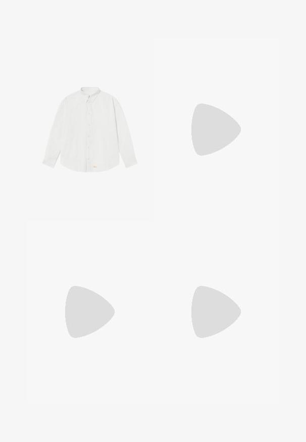 Balta ilga rankovėmis marškiniai su vertikaliomis juostelėmis, mygtukų apykakle ir apvaliu hemu. Yra mažas išsiuvinėtas logotipas oranžinės spalvos.; Bėgio medvilniniai cargo kelnės su keliais kišenėmis, matomais siūlų akcentais, laisvu siluetu ir pasuktomis rankovėmis. tekstūruotas audinys su matomais siūlais.; Balti ir smėlio spalvos odiniai sportbačiai su apvaliais pirštais, perforuota pirštų dalimi ir smėlio spalvos akcentais. Dėvimi su mėlynomis džinsinėmis kelnėmis ant žalios dangos.; Skaitmeninis Casio laikrodis su stačiakampiu sidabriniu nerūdijančio plieno korpusu, smėlio spalvos ciferblatu, juodu ekranu, metaline grandinės apyranke ir vandeniui atspariomis savybėmis.