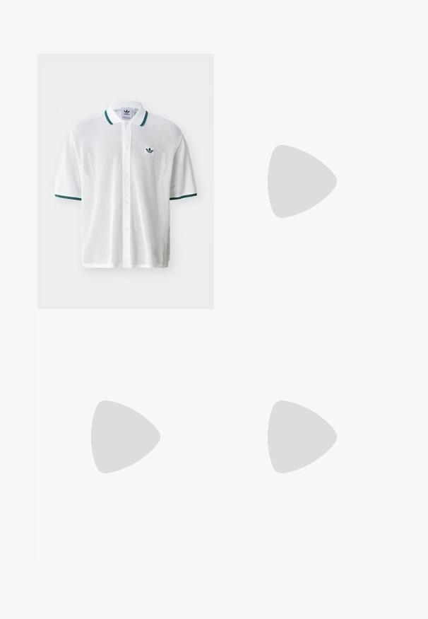 Vit mesh-pikétröja med grön krage och ärmkanter, med en liten grön logga på vänster bröst och knappstängning framtill.; Ljusgrå byxor med subtil textur, med frontveck, sidofickor och bälteshål. Rakt skuren design, minimalistisk stil.; Bruna och blå rutiga vida byxor i kombination med vita skor med svarta accenter och texturerade sulor, mot en grön bakgrund.; Sköldpadds sunglasses med grå linser och en fyrkantig ram, med metalliska detaljer på stängerna och logotypen inom designen.