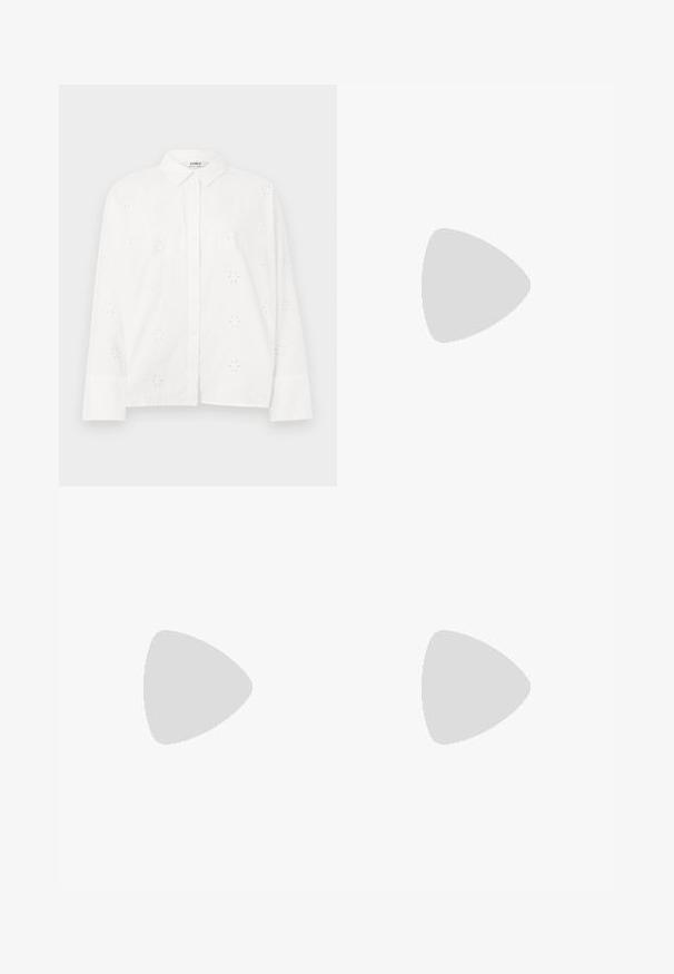Bela košulja dugih rukava od pamuka, ukrašena izvezenim cvjetnim izrezima i ovratnikom, s kopčanjem sprijeda.; Sive krojene hlače s pojasom na vezanje. Imaju prednje nabore i slim fit kroj. Tkanina ima glatku teksturu.; Vagabond LYKKE - Obuća na petu s vezicama - silver/greige; Srebrna metalik torbica s mekim, zaobljenim oblikom i čvorastim zatvaranjem na vrhu. Izrađena od glatke sintetičke kože.