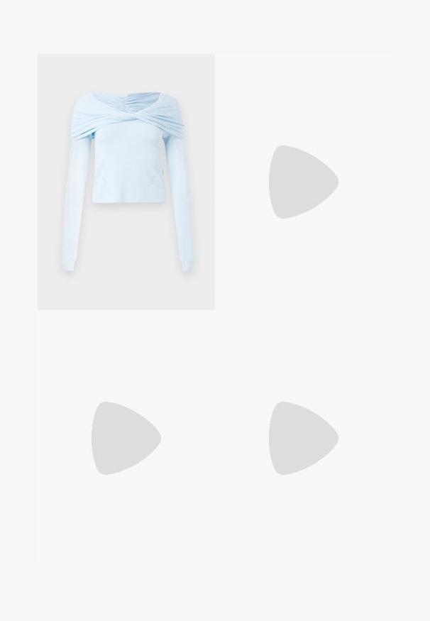 Top de manga larga azul claro con diseño gathered sin hombros y textura suave, que presenta un cuerpo ajustado y sutiles detalles de costura.; Falda envolvente de color azul marino, fabricada en una tela suave y elástica con un diseño anudado en la parte frontal, que presenta una textura lisa y bordes ajustados.; Mule blanco de punta afilada con un tacón bajo de stilettos. Hecho de material suave con un diseño minimalista y un sutil detalle en la suela color tostado.; Vestido de color rojo intenso con cuello de cisne y una textura suave. Presenta un collar de perlas con un acento decorativo de plata en el centro.