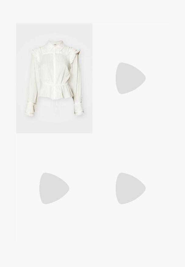 Valkoinen pitkähiha blusa, jossa on röyhelöillä varustetut olkapäät, napit edessä, peplum-vyötärö ja solmittava yksityiskohta. Materiaalina on tekstuurinen, hieman ryppyinen kangas.; Valkoinen kukkakuosis midi-hame, jossa keltaisia kukkia, joustava vyötärö ja pleatti rakenne, valmistettu kevyestä, valuvaa kangasta.; Beige tennarit, joissa on sileä pinta, juteet tyyppinen teksturoitu pohja, nauhakiinnitys ja rose-kultaiset varusteet. Yhdistetty valkoiseen, kukkakuosiseksi hameeseen.; Virkatta tote-väska i beige med ett blommönster, som har gula accenter. Två robusta handtag för bärande, mjuk textur och öppen design.