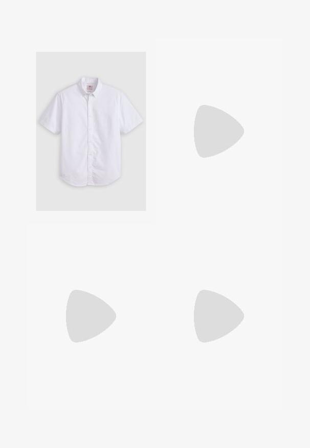 Pakke med tre hvide tanktoppe lavet af bomuld, med rund halsudskæring og uden ærmer, glat tekstur og standard pasform.; Kortærmet hvid skjorte i bomuld, med krave der kan knappes ned, subtil tekstur, buet kant og traditionel knaplukning.; Beige brede denim jeans med høj talje, der har en fransede kant, to frontlommer og subtile syninger.; Beige ruskinds-sandaler med korkfodseng, rund tå og en enkel rem med en guldfarvet spænde. Gummisål for godt greb.