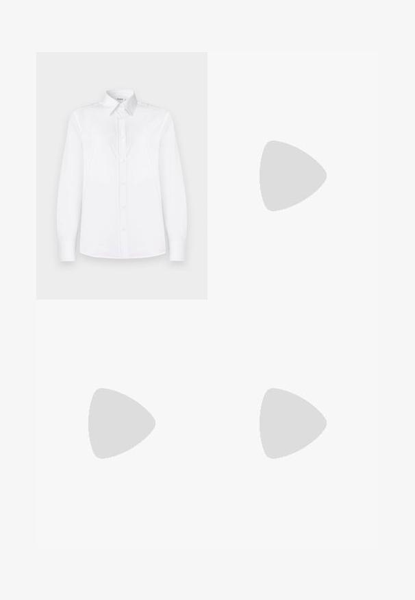 Camisa branca de mangas longas feita de um tecido suave, apresentando um decote com colarinho e uma frente de botões com botões rosa claro.; Calças largas azul-claro com pregas na cintura, dois bolsos laterais e fecho de botão. Feitas de tecido denim com uma textura suave.; Bailarina preta em pele com bico arredondado, textura suave, detalhe de costura minimalista e design de sola flexível.; Bolsa de couro castanho com fecho de aba, decoração em tom dourado, alça de ombro e textura suave. Formato retangular compacto.