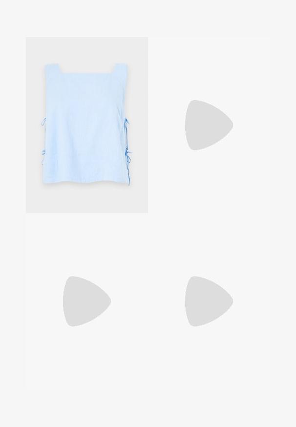 Svetlomodrá ľanová blúzka s hranatým výstrihom a bočnými viazaniami. Má hladkú textúru a voľný, štvorcový strih. Sofistikovaný a minimalistický dizajn.; Kvetinová sukňa s rozšíreným strihom z ľahkej tkaniny, s volánovým okrajom a kombináciou ružových a zelených vzorov na svetlom pozadí.; Žlté pletené ploché sandále s dvomi krížovými popruhmi, uzlovým detailom vpredu a nízkou hnedou podrážkou.; Hnedá semišová kabelka so zaobleným tvarom, dvojitými krátkymi koženými rúčkami a jemným logom na prednej strane. Hladká textúra s minimálnymi akcentmi.