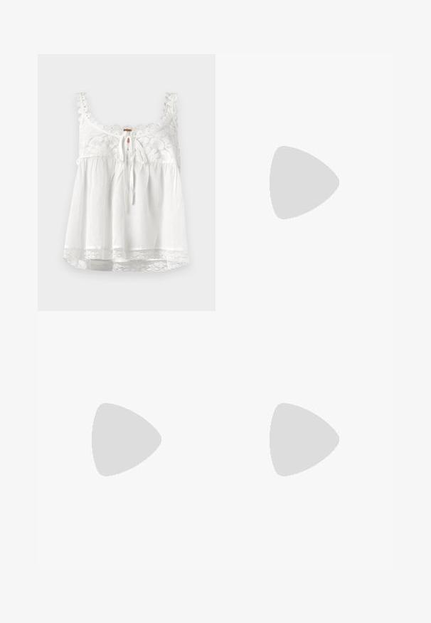 Witte mouwloze top met kantdetails op de halslijn en bandjes, sluiting met strik aan de voorkant en kantafwerking aan de onderrand. Lichtgewicht stof.; Bruine wijde broek van zachte stof, met een elastische tailleband en een gladde textuur, schuine zijnaad, geen patronen of bevestigingsmiddelen.; Bruine en bordeauxkleurige sneaker van suede en mesh materiaal, met drie crèmekleurige strepen, een gemêleerd stof op de tong en een rubberen zool.; Geweven beige tas met een netachtige ontwerp, voorzien van twee gevlochten handvatten en een trekkoordsluiting,accent met donkere kralen details.