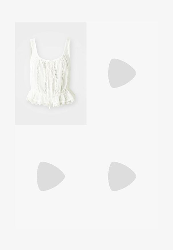 Bluză albă cu tiv peplum, având dantelă la margine, închidere cu funda și pliuri verticale. Fabricată dintr-un material ușor, ușor șifonat.; Jeans largi de culoare albastru închis, din denim, cu talie înaltă, buzunare frontale și închidere cu șnur la talie.; Ciorapi de picior din tricotaj de culoare gri închis, cu o croială lejeră și șnururi, asortați cu adidași cu talpă platformă de culoare albă, având o talpă texturată.; Geantă de umăr din țesătură albă, cu textură gathered, curea ajustabilă și accesorii din argint. Afișată alături de o rochie de culoare crem.