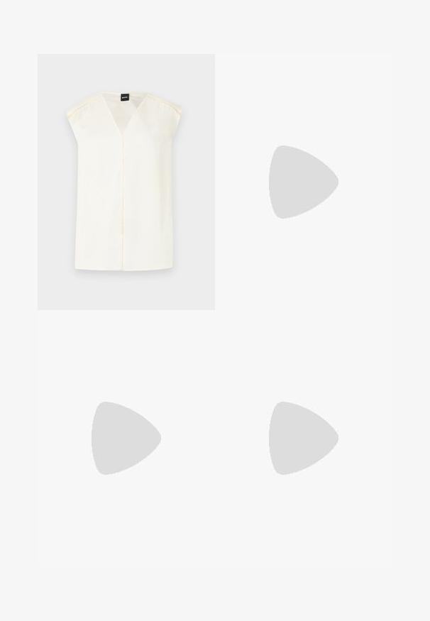 Crème V-hals top met korte mouwen, gemaakt van zachte stof. Kenmerkt een middennaad en fijne stiksels langs de schoudernaad.; Beige wijduitlopende broek met een gladde textuur, voorzien van een hoge tailleband en twee voorzakken. Schoon ontwerp met een getailleerde pasvorm.; Zwarte leren sandalen met hak en vierkante neus, enkelband met een gouden gesp en een slanke metalen hak. Soepele textuur, minimalistisch ontwerp.; Zwarte leren handtas met een geometrisch ontwerp, een platte bodem en een korte schouderband. Bevat een klein detail van goudkleurig metaal.