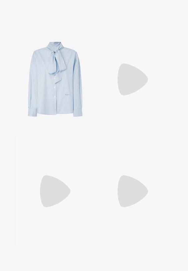 Ljusblå randig blus med en fluga vid kragen, långa ärmar, knappstängning och en diskret logotyp i nedre högra hörnet.; Fållad rutkjol i beige med blå och bruna linjer, med en skräddarsydd midja och textil med struktur för en välordnad look.; Svarta lackläderslägenheter med spetsig tå, en rem vid ankeln med spänne och en slät, glänsande yta. Låg klack för komfort.; Vit läderhandväska med guldfärgad hårdvara, en frontklaff och svarta kanter, med en kedjeslinga som bärs över kroppen mot en ljusblå skjorta.