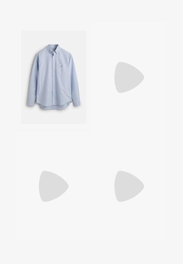 GAP Polotričko - heather grey; Světle modrá košile s dlouhým rukávem a knoflíkovým zapínáním, s límečkem, kapsou na prsou a zakřiveným lemem. Vyrobena z měkké látky s hladkou texturou.; Šedé pruhované kalhoty s širokým střihem, zdobené sklady na přední straně a hladkou texturou. Žádné viditelné doplňky nebo akcenty.; Bílé sportovní boty se stříbrnými a černými akcenty, síťovaný svršek, texturovaný design, polstrovaná podrážka a flexibilní vzor podrážky.