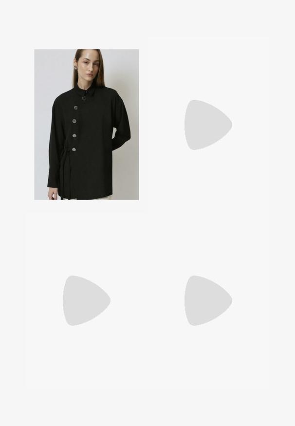 Črna bluzica z ovratnikom, sprednjim gumbastim zapiranjem, stranskim trakom in dolgimi rokavi. Narejena iz gladkega, lahkega materiala.; Bež krilo iz denima s strganim robom, dvema stranskema žepoma in klasičnim gumbom za zapiranje. Tkanina ima rahlo teksturirano površino.; Črne lakirane gležnjarje z belim šivom, okroglo konico in blok peto. Imajo ukrivljene oblikovne črte in gladko teksturo.; Črna usnjena torbica s ukrivljenim dizajnom, ki vsebuje srebrne žebljičke, zaponko in dve stranski žepki. Nastavljiv trak za različne možnosti nošenja.