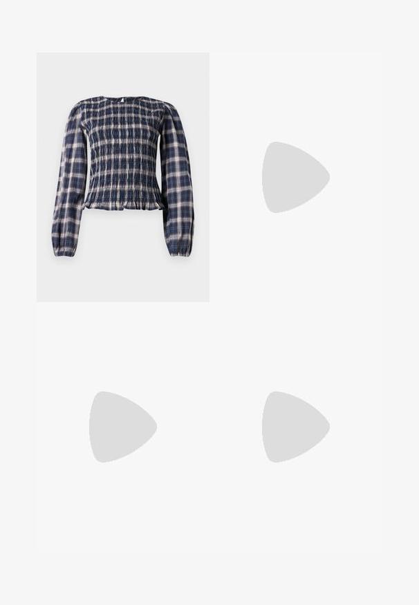 Marineblauwe geruite lange mouwen blouse met een smock-borstel en gathered manchetten, met een kleine sleutelgat knoopsluiting in de achterkant van de halslijn.; Lichtbruine op maat gemaakte broeken met een gladde textuur, vlakke voorkant, zijzakken en een rechte pijpdesign. De stof heeft een subtiel patroon.; Zwarte leren slingback hakken met een spitse neus, kleine kittenhak en een decoratieve knoopdetail aan de voorkant. Smooth textuur overal.; Zwarte nepleer handtas met een krokodillenstructuur, opgedroogde bovenkant en een gekreukte hengsel. Het lijkt zacht en compact van ontwerp.