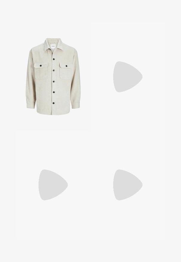 Beige flanellskjorte med kragehals, to brystlommer, svarte knapper og lange ermer med knappebånd.; Kortermet kremfarget t-skjorte laget av bomull. Har en liten blå "ORIGINALS"-logo på venstre bryst. Klassisk passform og rund hals-design.; Beige bomullbukser med rett ben-design, med knappelukking, fem lommer og subtile stikkdetails. Glatt tekstur.; Hvite sneakers med glatt tekstur, med brune skinnakenter og svart detaljer, parret med svarte skreddersydde bukser. Bakgrunn med tregulv.