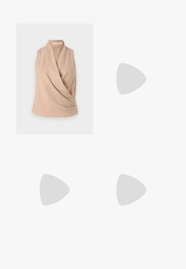 Beige ermeløs topp med innpakningsdesign, med hvite vertikale striper. Laget av lett stoff med en glatt tekstur.; Beige, vide bukser laget av et lett stoff. Har en elastisk midjebånd og glatt tekstur, uten synlig utstyr eller mønstre.; Svart skinnhæl med spiss tå, ankelrem og tynn hæl. Glatt tekstur med gullakzent ved hælbasen.; Hvit skinnhåndveske med klaffdesign, sølvfarget maskinvare og justerbar stropp med preget merkevare. Glatt tekstur, minimalistisk stil.