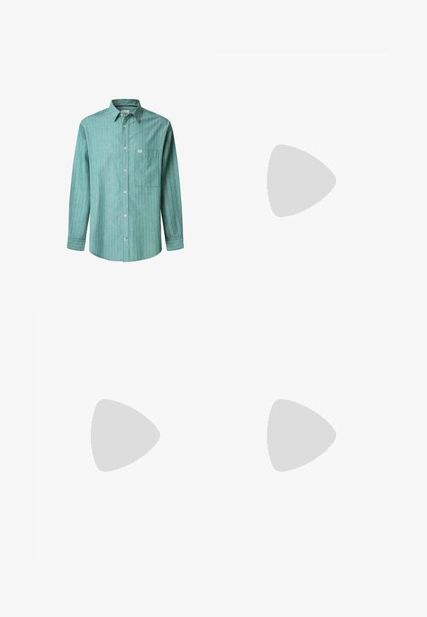Camisa de botones a rayas verdes con mangas largas, líneas verticales en azul claro y blanco, un bolsillo en el pecho y un pequeño logo de la marca.; Jeans de mezclilla azul con pierna recta, ligero desgaste, cinco bolsillos, cierre de botón y trabillas para el cinturón. La textura es suave y resistente.; Zapatilla blanca con acentos de ante, puntera redondeada, cordones planos y suela de goma color crema. Presenta un logo verde en el talón.; Gafas de sol rectangulares negras con lentes oscuros, que presentan un marco grueso, acentos sutiles en los lados y sin logotipos visibles más allá del nombre de la marca.; Un bolso de cintura negro hecho de material duradero que cuenta con un compartimento con cremallera, una correa ajustable y un logo en relieve en el frente.
