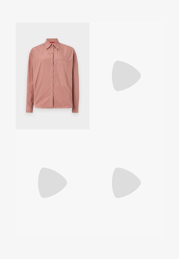 Teal kortærmet løstsiddende kvindetop med rund halsudskæring og lille hvid label indeni kraven.; Langærmet, knap-op skjorte i støvet pink, lavet af blødt stof. Har en brystlomme og en struktureret krave. Knapperne er farvematchede.; Olivenfarvede bredbenede bukser lavet af tekstureret stof, med frontfolder og lynlåslukning, med lige pasform og uden synlige lommer.; Oliven grønne læder flade sko med rund tå, frontrynker og spænde. Flad sål og glat tekstur. Minimalistisk design.; Guldøreringe i hjerteform med et tekstureret design, der har buede ribber og en glat accent i midten. Poleret finish.