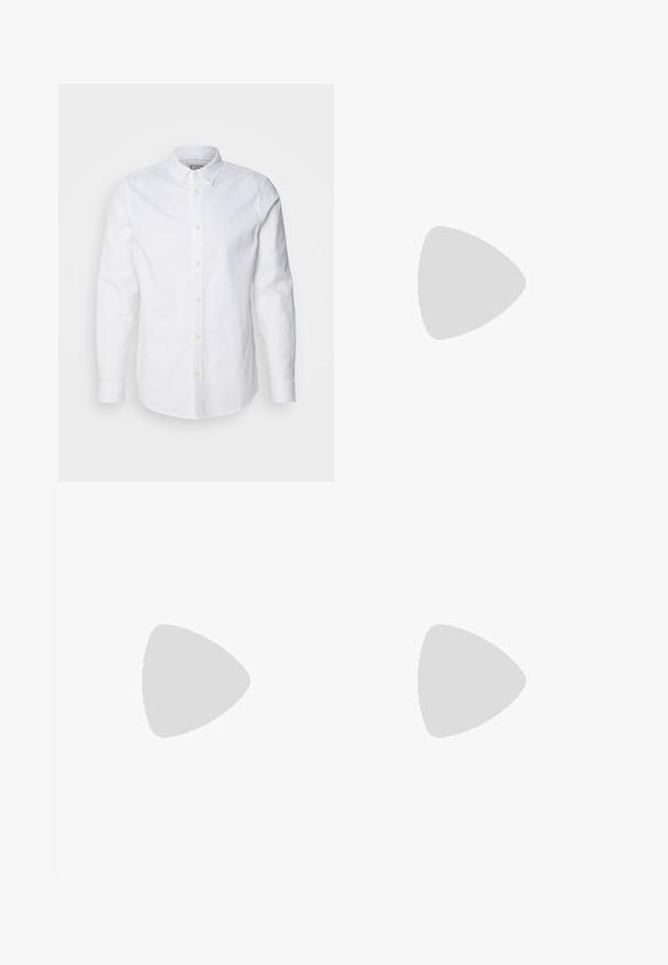 Camicia bianca a maniche lunghe con bottoni, realizzata in cotone, con colletto strutturato, ricamo del logo discreto e bottoni color beige chiaro.; Pantaloni su misura in tessuto grigio scuro con sottili righe verticali; presentano una chiusura con bottone e una parte anteriore plissettata.; Mocassini in pelle nera con punta rotonda, caratterizzati da un design cucito, suola piatta bassa e un battistrada in gomma testurizzata e scolpita.; Occhiali da sole Ray-Ban con lenti verdi, montatura in plastica nera e dettagli dorati ai bordi. Forma quadrata con finitura opaca.
