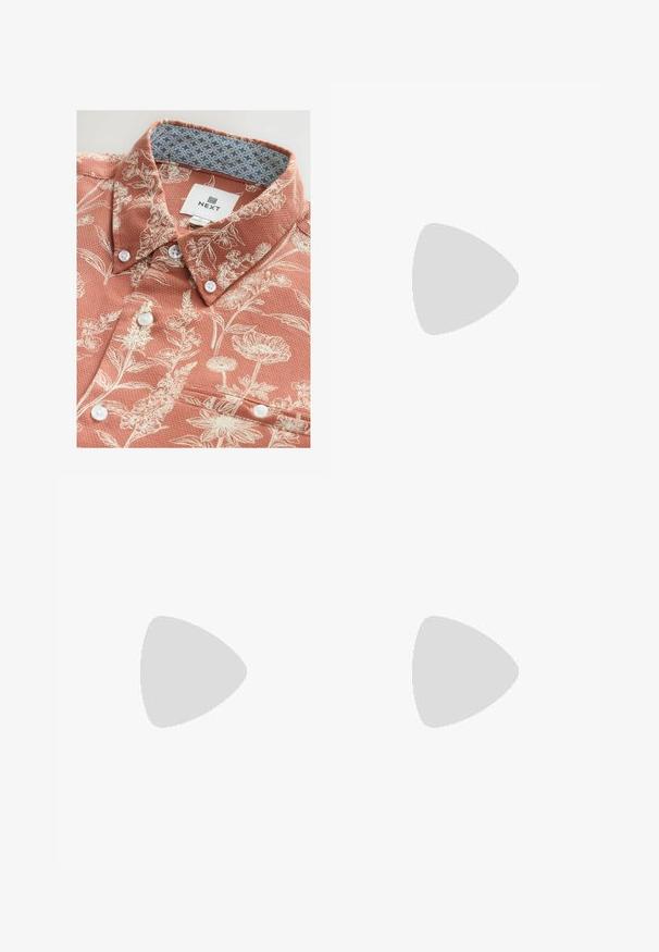 Camisa de manga corta en color coral con estampado floral blanco, tejido texturizado, botones blancos y un cuello interior de diseño contrastante. Etiqueta de la marca visible.; Pantalones cortos de mezclilla blanca de algodón con dobladillos enrollados, que cuentan con cinco bolsillos, un cierre de botón y una textura sutil.; Zapatillas de cuero blanco con perforaciones, punta redonda, suela plana y cordones gruesos, con un logo de swoosh visible y "AIR" en el talón.; Dos pares de gafas de sol: uno con una montura de carey marrón y lentes azules, el otro con una montura a rayas marrón y lentes amarillos.