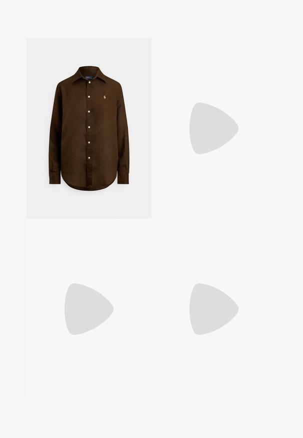 Barna vászon ing klasszikus gallérral, hosszú ujjakkal, gombos elülső résszel és egy kis, hímzett logóval a bal mellkason.; Beige cargo rövidnadrág könnyű anyagból, két oldalsó zsebbel, sima elülső résszel és laza szabással.; Magas, barna bőrcipők sima felülettel, oldalán csatos pánttal és rétegelt sarkal. A felsőrész letisztult, díszítés nélküli dizájnnal rendelkezik.; Suede barna válltáska ívelt formával, eltérő varrással, aranyszínű fémrészekkel és cipzáras elülső zsebbel.