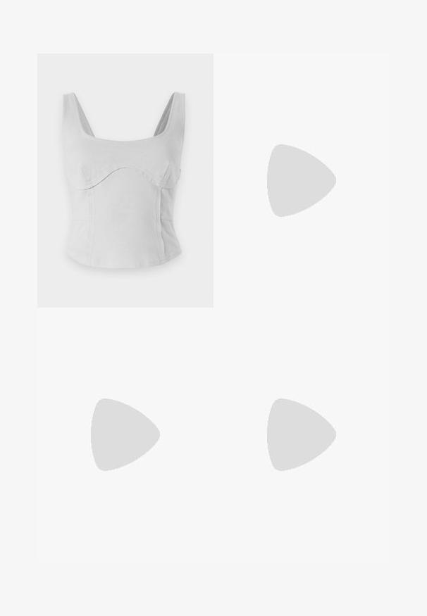 Grå bomullskroppstopp med fyrkantig halsringning, breda band och välvda sömmar. Slät textur med en figurnära design och ingen synlig hårdvara.; Två par leggings, ett i marinblått och ett i svart, med en slät yta och hög midja för en säker passform.; Brun lackläder loafer med fyrkantig tå, metallkedja som accent och låg blockklack; slät textur, minimalistisk design.; Brun mockaläderhandväska med ett samlat mönster, som har en enkel rem i tanläder och en subtil guldfärgad logotypdetalj på framsidan.