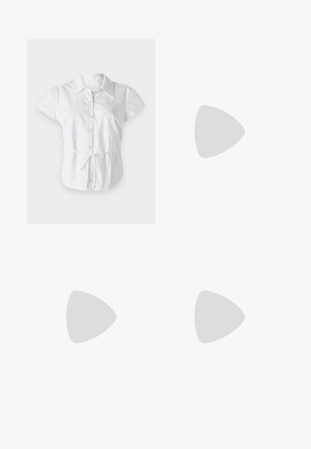 Hollister Co. SLIM SHIRTING - Overhemdblouse - white; Lichtblauwe denim jeans met een rechte pijpdesign, vijf zakken en een knopenrij. Heeft vervaagde gebieden en wassing voor textuur.; Zwarte suède sneakers met drie witte strepen, een getextureerde bruine rubberen zool en zwarte veters. De binnenvoering heeft een logo-patroon.; Bruine suède schoudertas met een gebogen vorm en een enkele hengsel, met een subtiel logo aan de voorkant. Achtergrond is effen wit.