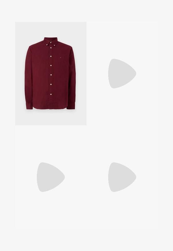 Cămașă lungă burgundy din bumbac, cu guler tip button-down, închidere cu nasturi pe față și un mic logo pe piept.; Jeans negri din denim cu un design drept, având închidere cu nasture, stil cu cinci buzunare și detalii discrete de cusături.; Loferi din piele neagră, cu vârful rotunjit, având un design cusut, o bretea mică în față cu detalii din metal și o talpă din cauciuc plat. ; Servietă din piele de culoare albastru închis, cu două mânere superioare și o curea detasabilă. Prezintă un finisaj texturat, cusături verticale și detalii cu logo.